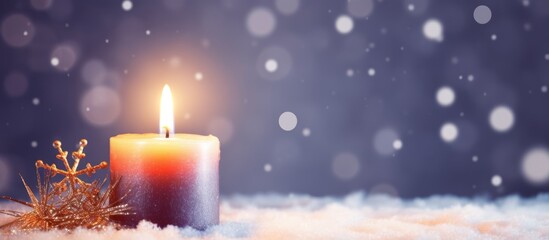 burning chrismas candle im schnee, christmas background banner concept with defocused lights