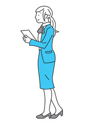 スーツを着て説明する若い女性