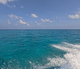 Fototapeta na wymiar Maldivian sea horizon from speedboat