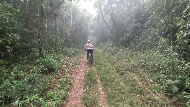 Serra do Japi Mountain Biking: Adrenaline and Stunning Views. Fluid Footage - GoPro - 4k - Helmet view (POV)
