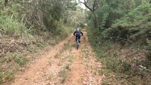 Serra do Japi Mountain Biking: Adrenaline and Stunning Views. Fluid Footage - GoPro - 4k - Helmet view (POV)