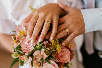 Obraz na płótnie Canvas bride and groom hands with rings