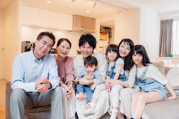Fototapeta na wymiar 笑顔の3世代家族集合写真