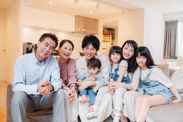 笑顔の3世代家族集合写真