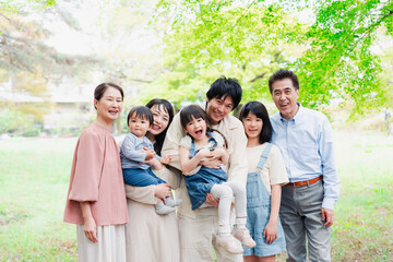 笑顔の3世代家族集合写真