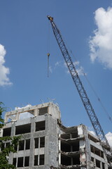 Démolition d'un immeuble moderne