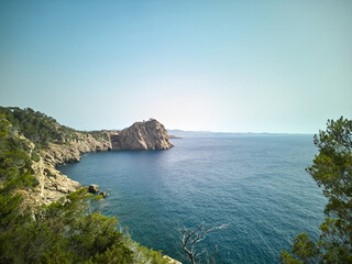Costa con rocas en mar turquesa