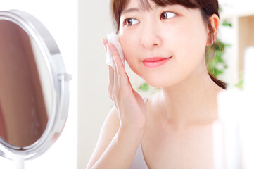 お金を見つめる若い女性