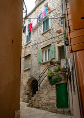 Fototapeta na wymiar street in the croatian village of Rovinj with laundry on the line