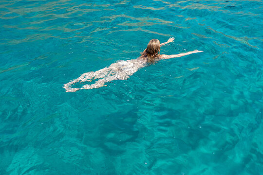 Im Urlaub nackt im k&uuml;hlen t&uuml;rkisen Meer schwimmen.