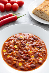 Chili con Carne angerichtet auf weissem Teller