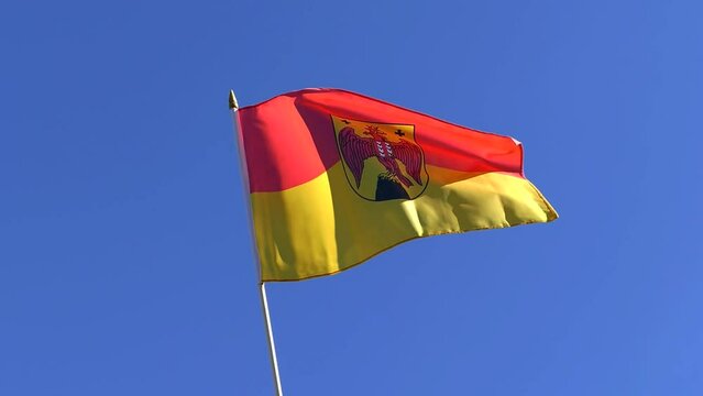 Burgenland Flagge weht im Wind, blauer Himmel im Hintergrund