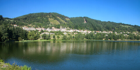 Panorama sur le village de saint-Martial en Ardèche dominant son lac