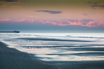 Obraz premium View of sea waves breaking beach during susnet