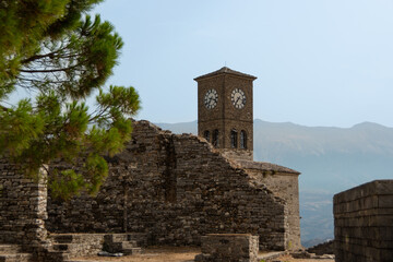 Fototapeta na wymiar Torre del reloj de la fortaleza de Gjirokaster, Albania
