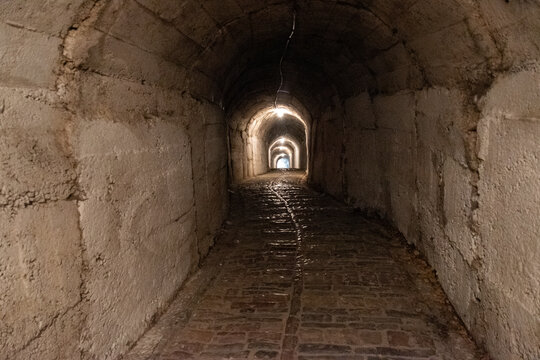 T&uacute;nel de la &eacute;poca comunista en Gjirokaster, Albania