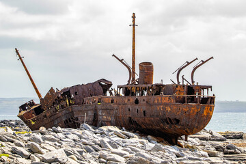 Famous shipwreck boat at Inisheer Aran Islands Ireland - obrazy, fototapety, plakaty