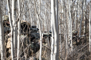 Vista de dos soldados de las fuerzas especiales combatiendo en un bosque.