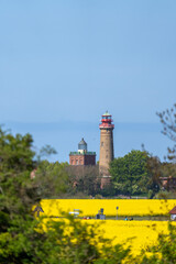 Kap Arkona mit seinen Kreifelsen und de Leuchturm sowie den Peilturm auf der Insel Rügen mit einen blühenden Rapsfeld