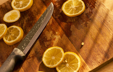 Fresh, organic and juicy lemons and lemon slices ready to make a cold lemonade.