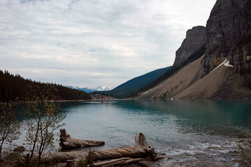 Fototapeta na wymiar Le lac Moraine et les montagnes Rocheuses canadiennes à Banff, Alberta, Canada