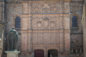 Fachada de la Universidad de Salamanca, y estatua de Fray Luis de León