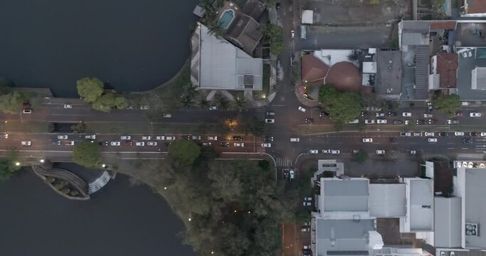 Londrina Avenida Higien&oacute;polis lago igap&oacute; sunset traffic light opening aerial view Drone 4k Plongée zenital Flat style for better post-production