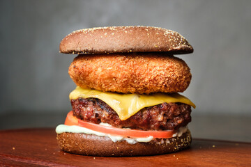 Hambúrguer artesanal, empanado, crocante, delicioso com pão australiano