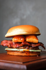 Hambúrguer artesanal, empanado, crocante, delicioso, molho de pimenta