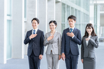 オフィスで働くビジネスパーソン