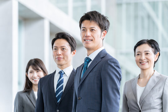 オフィスで働くビジネスパーソン