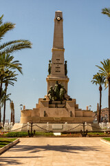 Obraz premium El monumento a los Héroes de Cavite y Santiago de Cuba, en conmemoración de los españoles que murieron en la Guerra Hispanoamericana, ubicado en el puerto de la ciudad española de Cartagena, Murcia, E