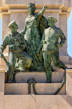 El monumento a los H&eacute;roes de Cavite y Santiago de Cuba, en conmemoraci&oacute;n de los espa&ntilde;oles que murieron en la Guerra Hispanoamericana, ubicado en el puerto de la ciudad espa&ntilde;ola de Cartagena, Murcia, E