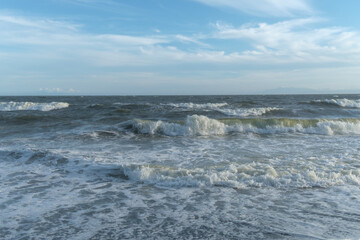 風の強い日の波
