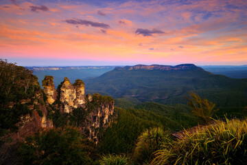 Fototapeta na wymiar Sunrise over The Three Sisters, Blue Mountains, Katoomba, Australia.