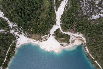 Ungewöhnliche Perspektive aus der Luft von einem klaren Bergsee in den Dolomiten