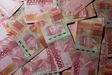 holding money in dark room