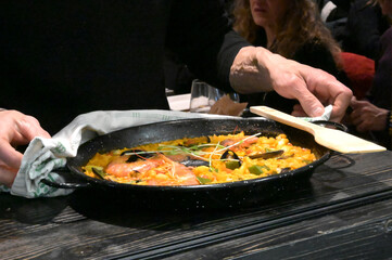 paella di mara preparata nella cucina di un ristorante