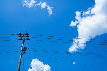 夏空と電柱