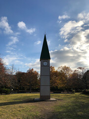 時計塔のある公園の風景