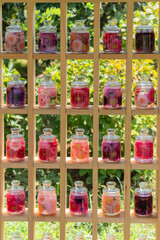 棚に飾られた色とりどりのハーバリウム