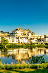 Fototapeta premium Sommerliche Entdeckungstour im wunderschönen Seine Tal am Schloss Amboise - Indre-et-Loire - Frankreich