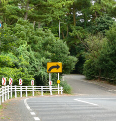 急カーブ注意標識。
日本の道路標識。
日本の道路。