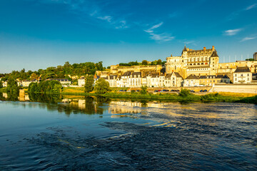 Naklejka premium Sommerliche Entdeckungstour im wunderschönen Seine Tal am Schloss Amboise - Indre-et-Loire - Frankreich