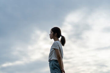 夕暮れの海にいる女性