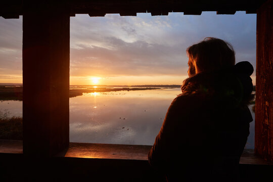 Frau genießt Sonnenuntergang auf dem Beobachtungsturm, Mecklenburg-Vorpommern