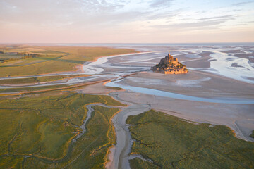 Le Mont Saint Michel en Normandie, vue aérienne au dessus des polders. Baie du Mont Saint Michel,...