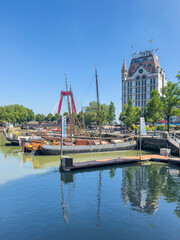 Fototapeta na wymiar Willemsbrug und Witte Huis am Oude Haven in Rotterdam