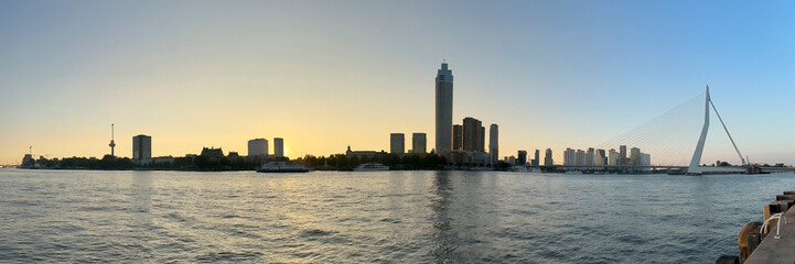 Obraz premium Skyline Panorama von Rotterdam im Sonnenuntergang