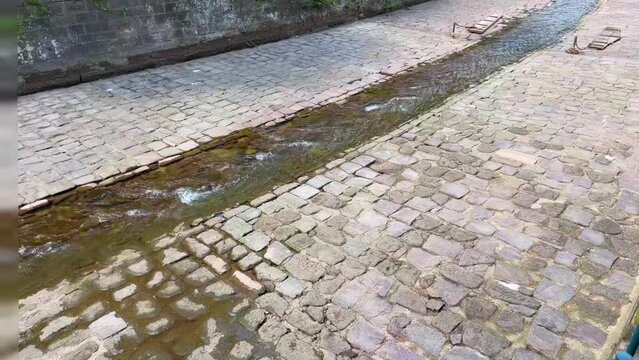 Oos, Oosbach Flu&szlig; durch Baden-Baden mit Niederwasser im Juli 2023